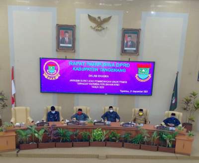 Hadiri Rapat Paripurna DPRD, Mad Romli Bacakan Jawaban Pandangan Fraksi