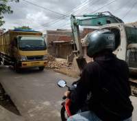 Proyek Betonisasi Jalan Provinsi di Dadap Dikeluhkan