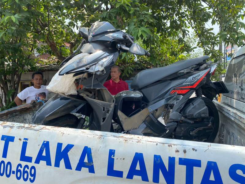 Petugas Kepolisian saat mengevakuasi kendaraan korban, Rabu (11/5/2022).