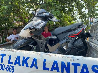 Petugas Kepolisian saat mengevakuasi kendaraan korban, Rabu (11/5/2022).