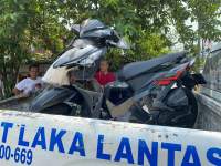 Petugas Kepolisian saat mengevakuasi kendaraan korban, Rabu (11/5/2022).