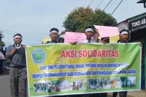Aksi solidaritas peduli Rohingya yang dilakukan SMK Plus Miftahul Ihsan Cilograng, Kabupaten Lebak,