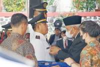 Pemasangan Evolet Pamong Pemerintahan sebagai tanda telah lulus menempuh pendidikan di STIPAN Jakarta oleh Prof. Dr. Ermaya Suradinata, Guru Besar Institut Pemerintahan Dalam Negeri (IPDN).