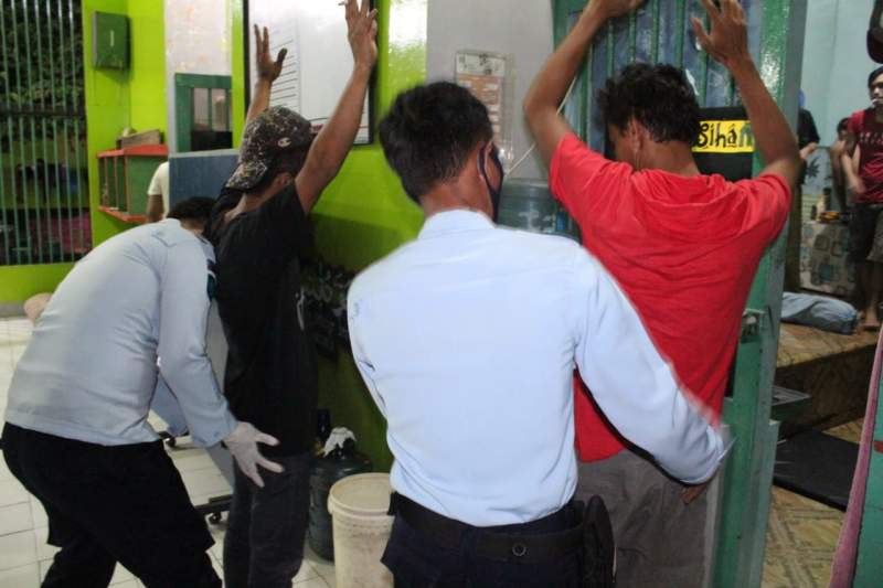 Sidak Lapas Serang, Petugas Temukan Benda-Benda Terlarang