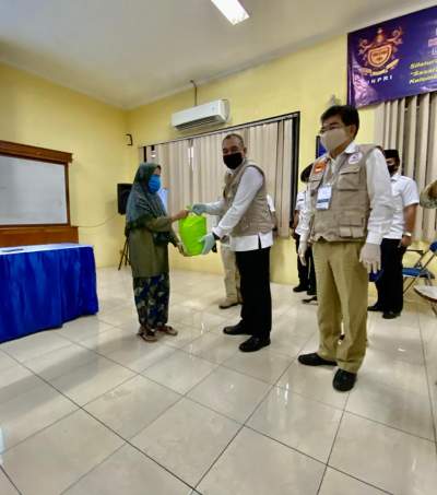 Bupati Zaki dan Universitas Pramita Indonesia Salurkan Sembako Kepada Warga