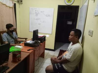 Apess....Seorang Pria Curi Hp Ketangkap Warga, Digebukin, Motornya Dibakar