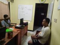 Apess....Seorang Pria Curi Hp Ketangkap Warga, Digebukin, Motornya Dibakar