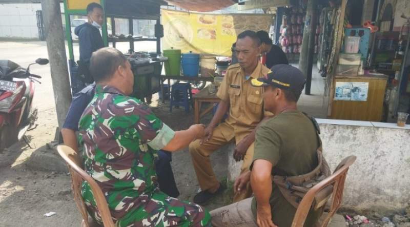 Babinsa Komsos bersama Warga Binaan Ciptakan Lingkungan Bersih