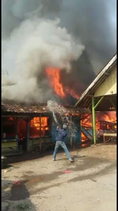 10 Kios Di Pasar Cileles Habis Terbakar