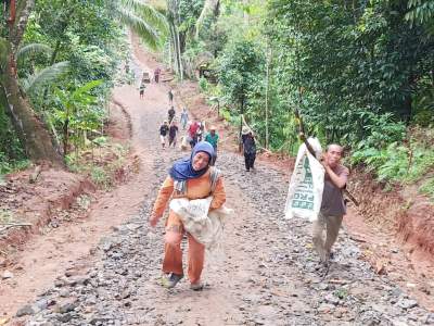 Sosok Perempuan Perkasa, Dilokasi TMMD Ke-104 Kodim 0601/Pandeglang