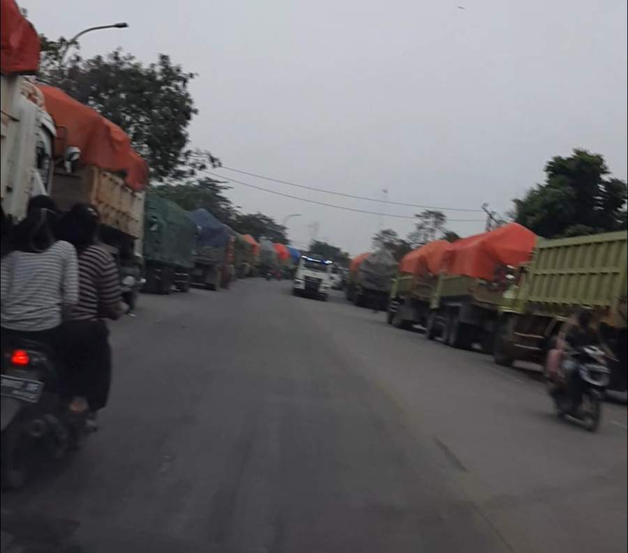 Bulan Puasa, Truk Tanah di Jalan Jayanti Sudah Nekat Langgar Jam Perbup