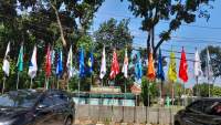 Bendera Parpol peserta Pemilu 2024 di KPU Kota Tangsel.
