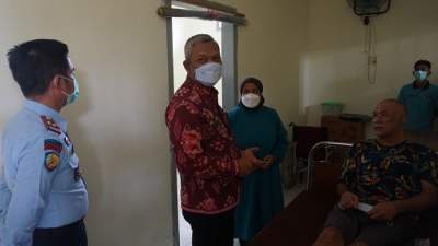 Kakanwil Kemenkumham Banten Tejo Harwanto saat sidak fasilitas layanan WBP di Lapas Cilegon, Jum'at (11/2/2022).