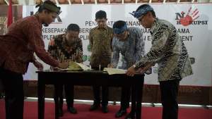Penandatanganan nota kesepahaman Wali Kota Arief R Wismansyah dengan Wali Kota Bandung Ridwan Kamil. 