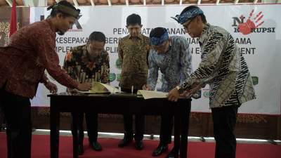 Penandatanganan nota kesepahaman Wali Kota Arief R Wismansyah dengan Wali Kota Bandung Ridwan Kamil.