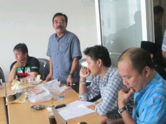 Ciputat- Tampak Ketua Panitia Festival Betawi, M.Nasir ( Acing),dan Panitia sibuk rapat persiapan puncak festival.Kamis (14/11)DT