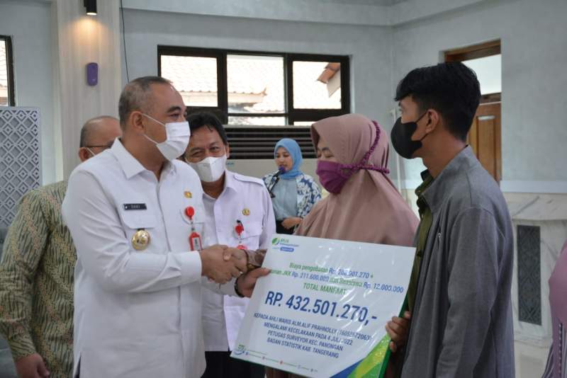 Zaki Simbolis Serahkan Santunan BPJS Ketenagakerjaan