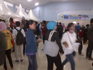 Antusias para pencari kerja saat memadati gedung KNPI