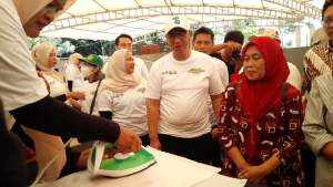 Sekretaris Daerah Bambang Noertjahyo bersama Kepala DLH Tangerang Selatan Wahyunoto Lukman menyaksikan peragaan penanganan sampah plastik oleh komunitas peduli sampah Kota Tangerang Selatan.