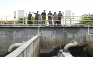 Walikot Tangerang Arief saat meninjau Bendungan