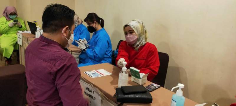  Salahsatu pelaku pariwisata saat akan menjalani screening kesehatan sebelum disuntik vaksin.