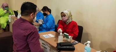  Salahsatu pelaku pariwisata saat akan menjalani screening kesehatan sebelum disuntik vaksin.