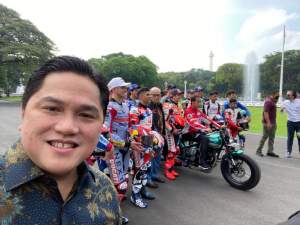 Swafoto dengan Pembalap MotoGP, Erick Akui Salah Kostum