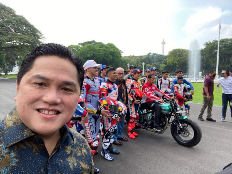 Swafoto dengan Pembalap MotoGP, Erick Akui Salah Kostum