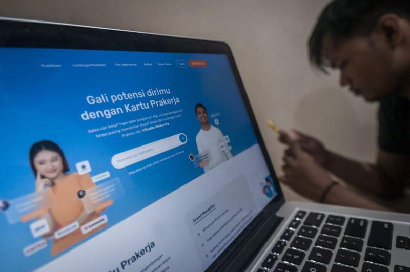 Ilustrasi masyarakat sedang mengakses laman Prakerja.