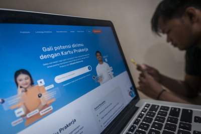 Ilustrasi masyarakat sedang mengakses laman Prakerja.