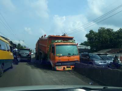 Diduga Mengantuk, Truk Pengangkut Pasir Seruduk Pembatas Jalan