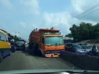 Diduga Mengantuk, Truk Pengangkut Pasir Seruduk Pembatas Jalan