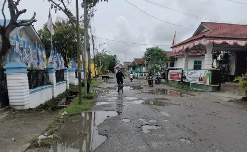 Miris! Jalan Sekitaran Kantor Pemerintahan dan Kantor Parpol di Tanjungbalai Rusak Parah