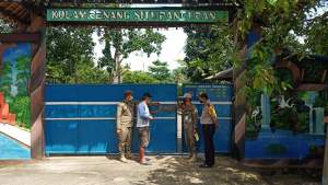 Satpol PP Tutup Kolam Renang Di Cisereh Tigaraksa