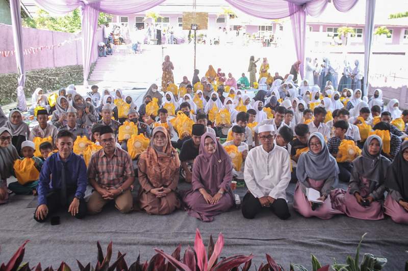 Foto bersama Kepala SMK Makarya Bogor bersama para staff guru dan 100 anak yatim Se-Kecamatan Rancabungur. (Aip/detak)