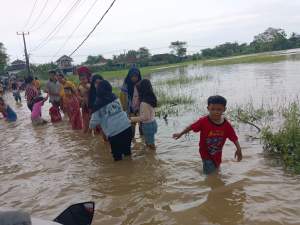 Akibat Tanggul Jebol, Puluhan Rumah di Kresek Kebanjiran