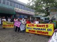 Ratusan Warga Bumi Indah Pasar Kemis Geruduk Kantor Pengembang