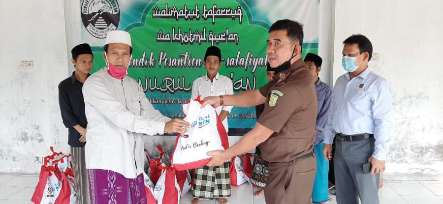 Kejari Kabupaten Tangerang Berikan Bantuan Sembako Bagi Ponpes Nurul Qu'ran