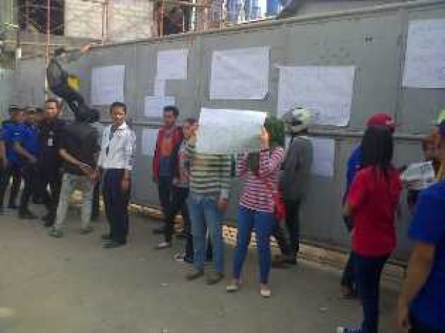 Balaraja- Buruh Pabrik Triplek Mogok tuntut Hak normatif mereka. Rabu (06/11)dt