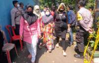 Keluarga almarhum OR di TPBU Tanjung Priang, Serpong Utara.