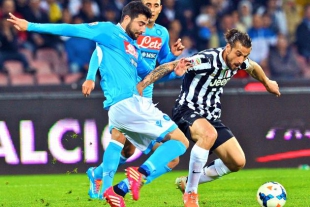 Napoli Hentikan 22 Laga Tak Terkalahkan Juventus