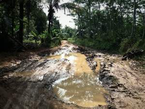 Akses Jalan Ciparahu Rusak Berat