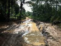 Akses Jalan Ciparahu Rusak Berat