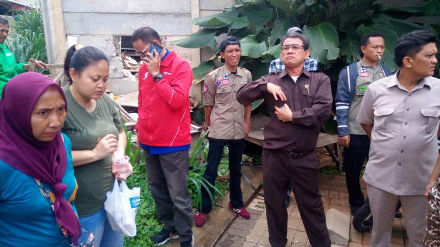 : Anggota DPRD Tangsel, Sukarya bersama warga dan Tagana saat ninjau banjir di RT 005/02 Kelurahan Sawah, Ciputat.