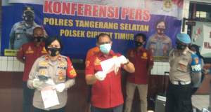 Kapolsek Ciputat Timur Kompol Jun Nurhaida Tampubolon saat memberikan keterangan soal penangkapan satu orang komplotan pencuri di jalan Suka Bakti, Serua, Ciputat.