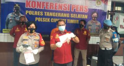 Kapolsek Ciputat Timur Kompol Jun Nurhaida Tampubolon saat memberikan keterangan soal penangkapan satu orang komplotan pencuri di jalan Suka Bakti, Serua, Ciputat.