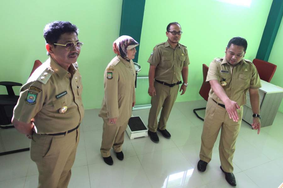 Wali Kota Arief R. Wismansyah bersama Wakil Wali Kota Tangerag Sachrudin memantau Puskesmas Manis Jaya. 
