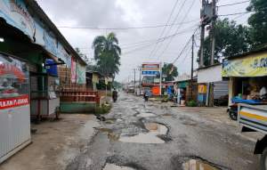 Jalan Berlubang di Jalan Saga - Bunar Dikeluhkan Warga