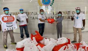 Perwakilan Yayasan Merah Putih Kasih Foundation serahkan APD kepada Wakil Ketua DPRD Tangsel, Li Claudia chandra.