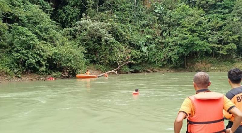 Tim SAR gabungan melakukan pencarian 2 santri yang hanyut di sungai Simonis.(istimewa).